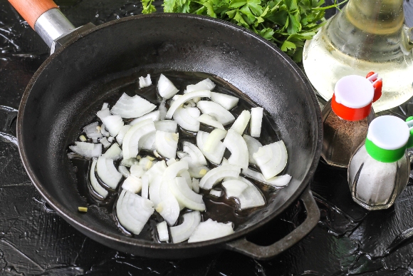 шампиньоны в сливочном соусе на сковороде рецепт фото 3